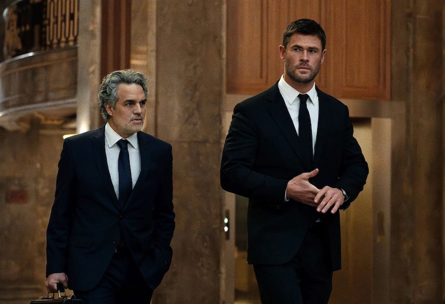 Chris Hemsworth and Mark Ruffalo in the movie Crime 101