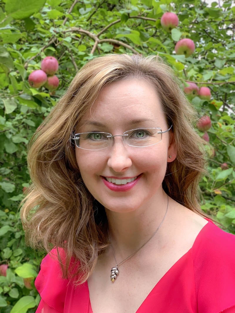 Cosy crime fiction author Sarah Yarwood-Lovett portrait photo