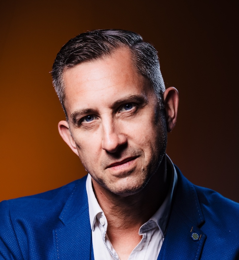 Cosy crime fiction author Steve Higgs portrait photo