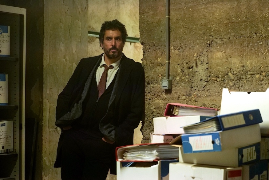 Vincent Elbaz as detective Vincent Verner.